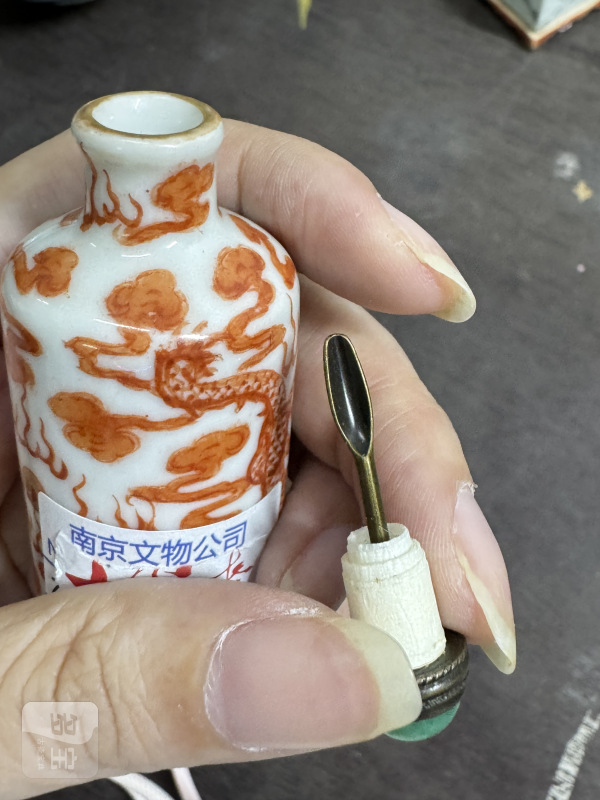 清 矾红双龙戏珠纹烟壶 - 图8